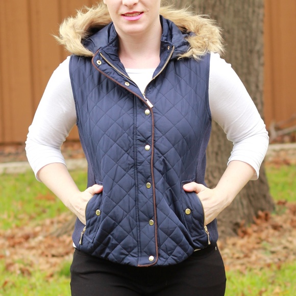 Last Size Small NWT Quilted Vest Faux Fur Hood - Picture 2 of 6
